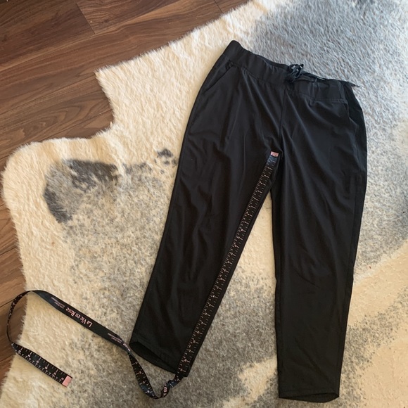 Athletic black pant. Cropped fit. Tie wide waist. - Picture 5 of 5